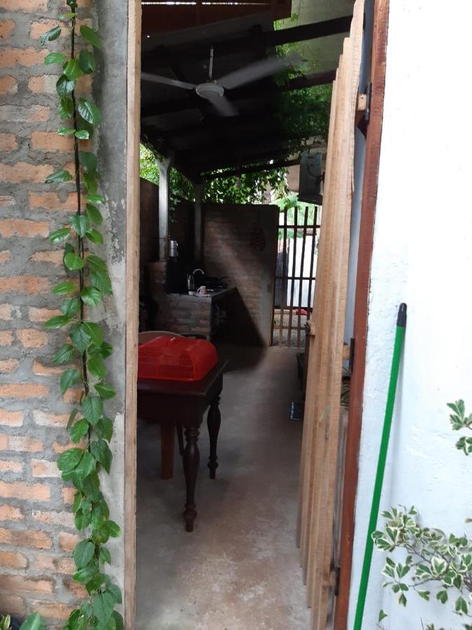 Hotel Loku Mirissa Esterno foto